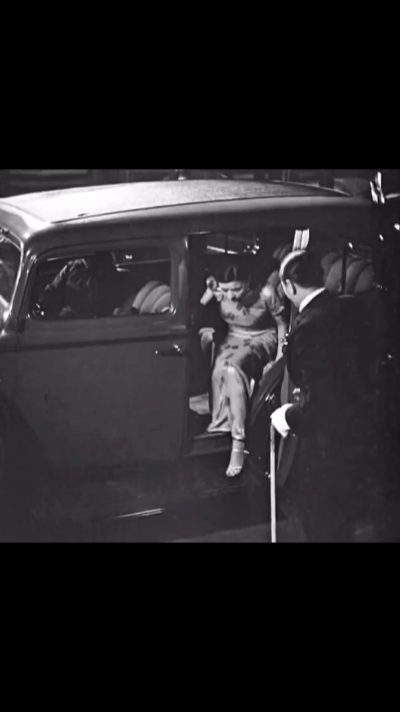 刷到一段阮玲玉下车视频，这身段真美！不愧是天生为大荧幕而生！薄而修长的身形，绝佳