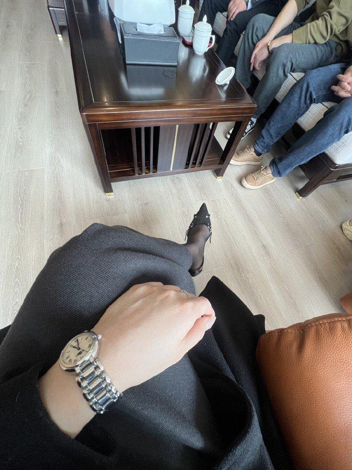 表弟们组团过来拜年，一屋子的热闹，连空气里都透着过年的喜气🧧深灰西装+黑