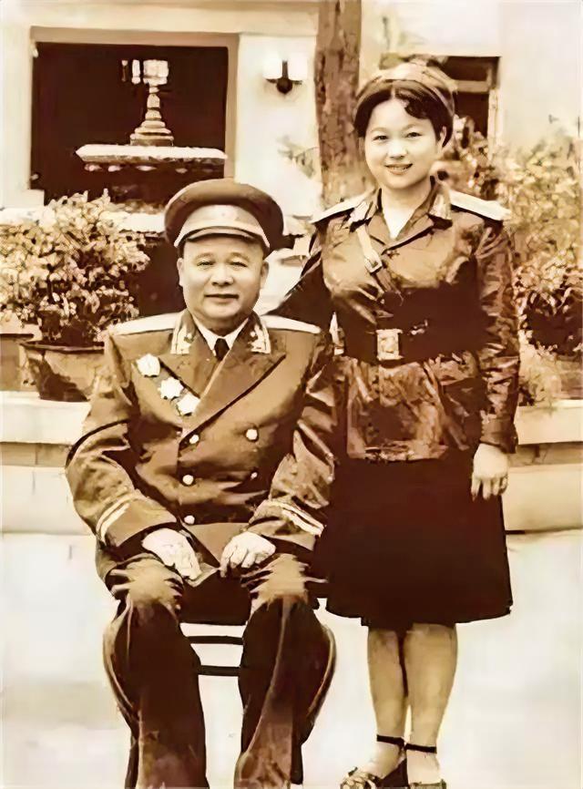 1955年，与徐海东失散二十多年的女儿徐文金在广播中听到了父亲的名字。她怎么也没