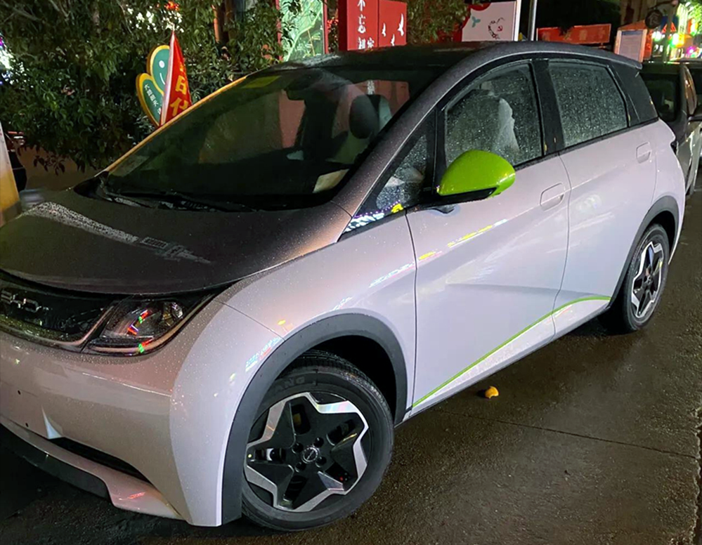 比亚迪5分钟充满电，把美国媒体看傻了：这才是电动爹的终极答案？充电比加油还快