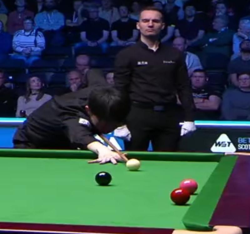 一苇渡江常冰玉继续黑下去，一杆把钢炮撩倒，挺进决赛。早些进行的半决赛，克里斯