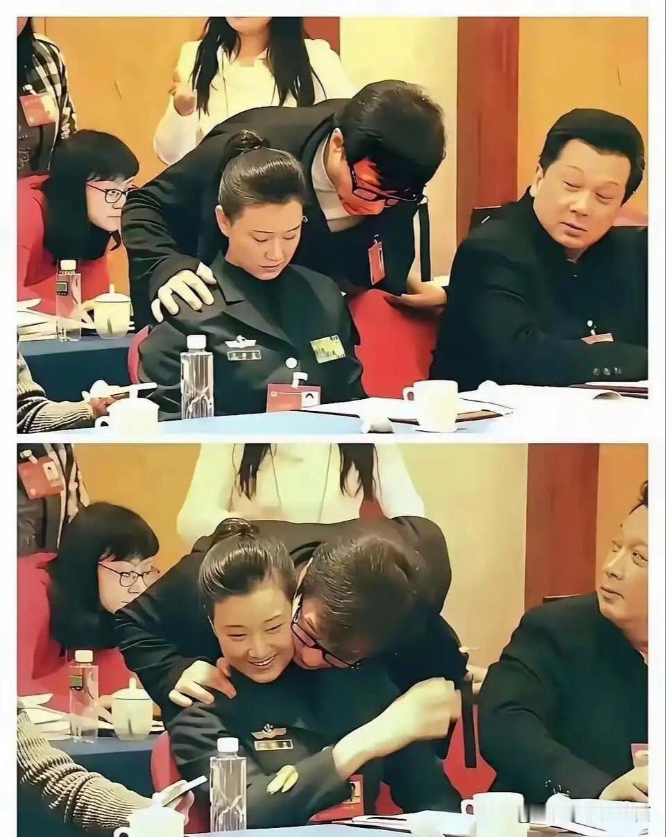 本来女歌唱家还在低头认真看手机，突然间成龙大哥过来搂住了她，一下子没有反应过来，