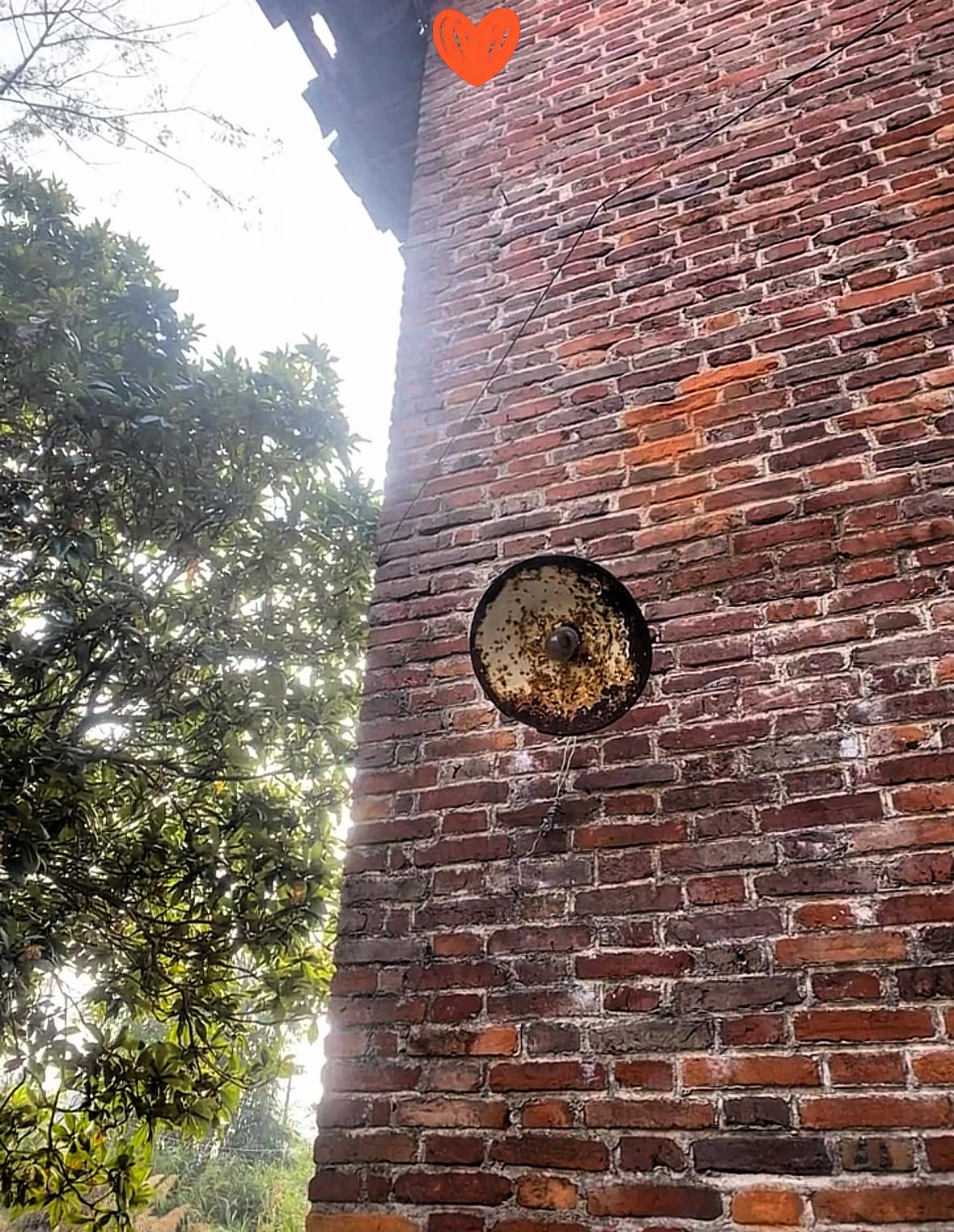 高中时刚打完篮球，一个女生突然递给我一瓶冰水，当时渴极了，接过来就喝，喝完才发现