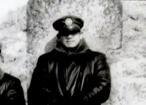 他当天下午还让51旅打下了垛庄路口，通道明明通着。华野1纵突然卡住西边山口，黄