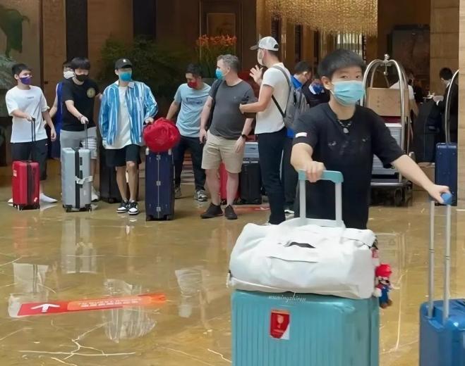 8.5国乒出发横滨，孙颖莎这次推了两个大箱子，大头呢？横滨冠军赛后天开打，
