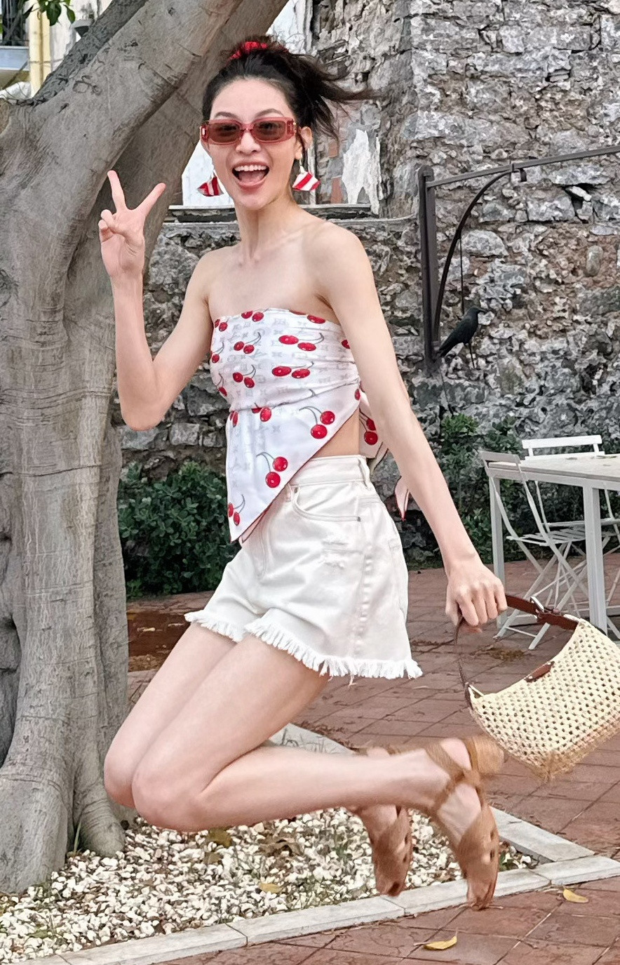 钟楚曦钟楚曦海边度假这大长腿另外姐姐属猴子的吗树爬的这么溜