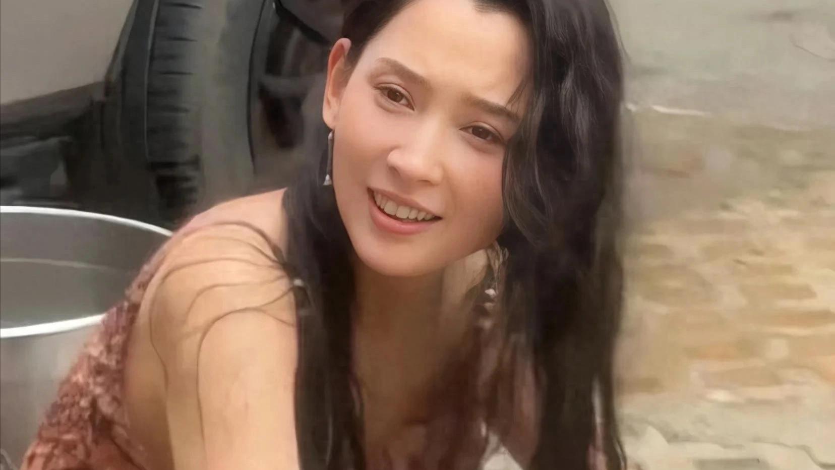 汪峰好福气:女友参加云南泼水节,浑身都湿透了,身材是真的很顶