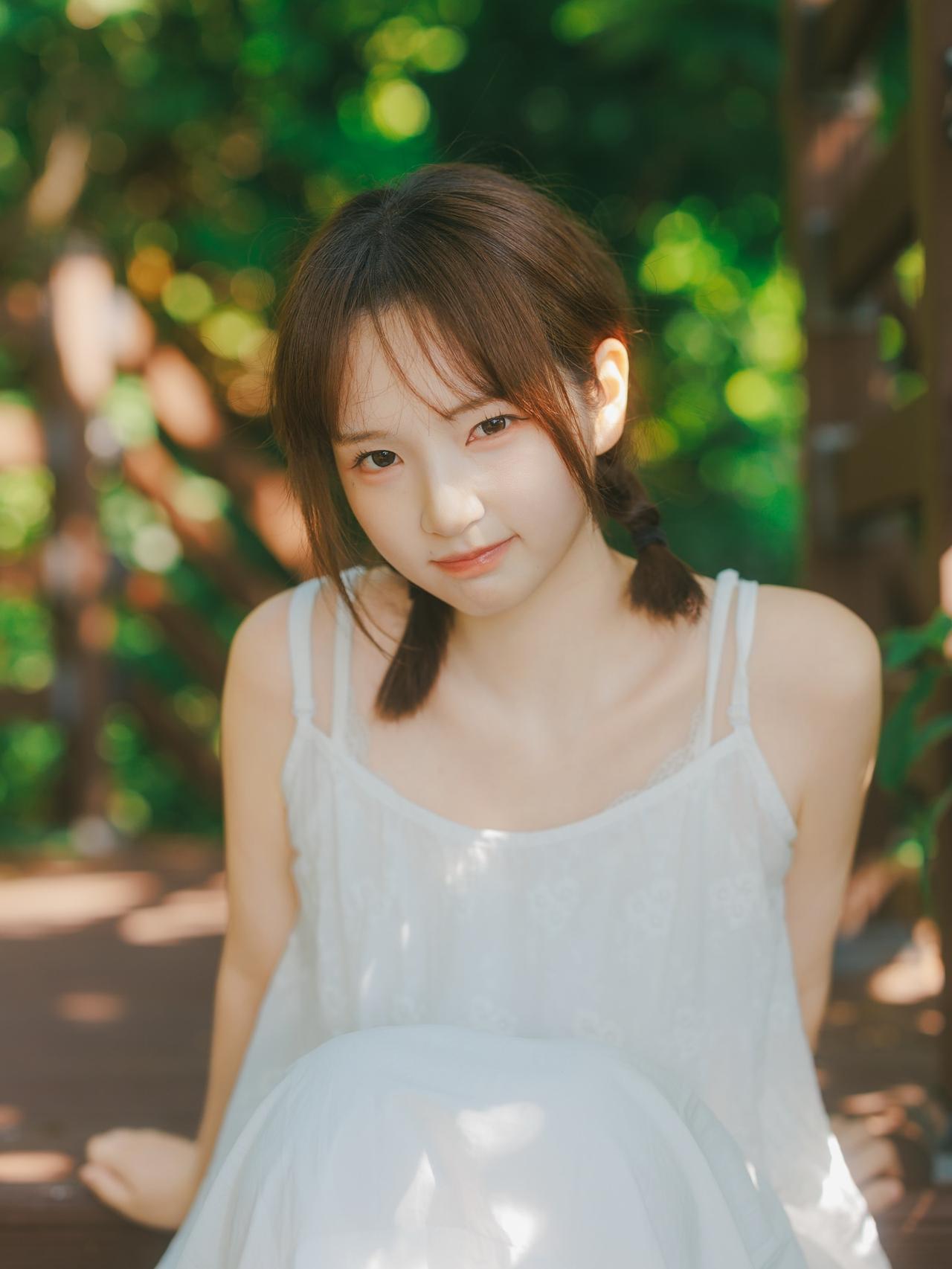 天气炎热，想玩水的朋友可以来我家洗碗美女少女感摄影清纯女神