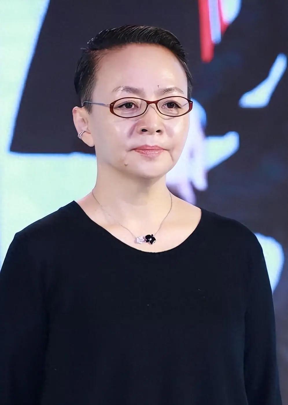 宋丹丹说，和现任丈夫从认识到结婚就要28天，我老公太帅了，而且特别有文化，有知识