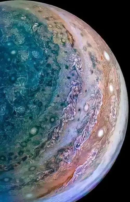 木星上的氢气等于285倍地球质量，氢气易燃，但在木星上同时引爆10000颗核弹