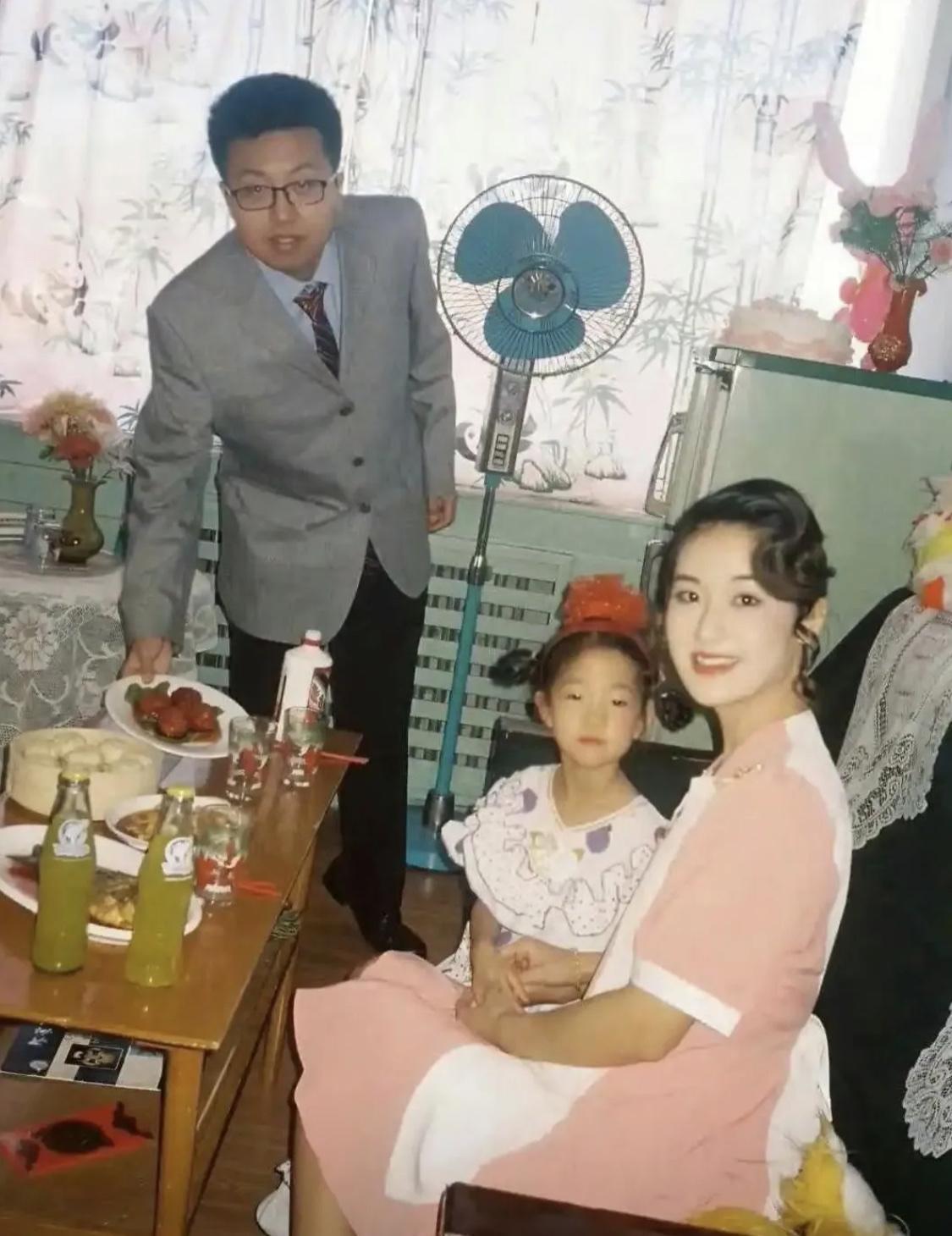 这一看就是那个年代的万元户[墨镜]