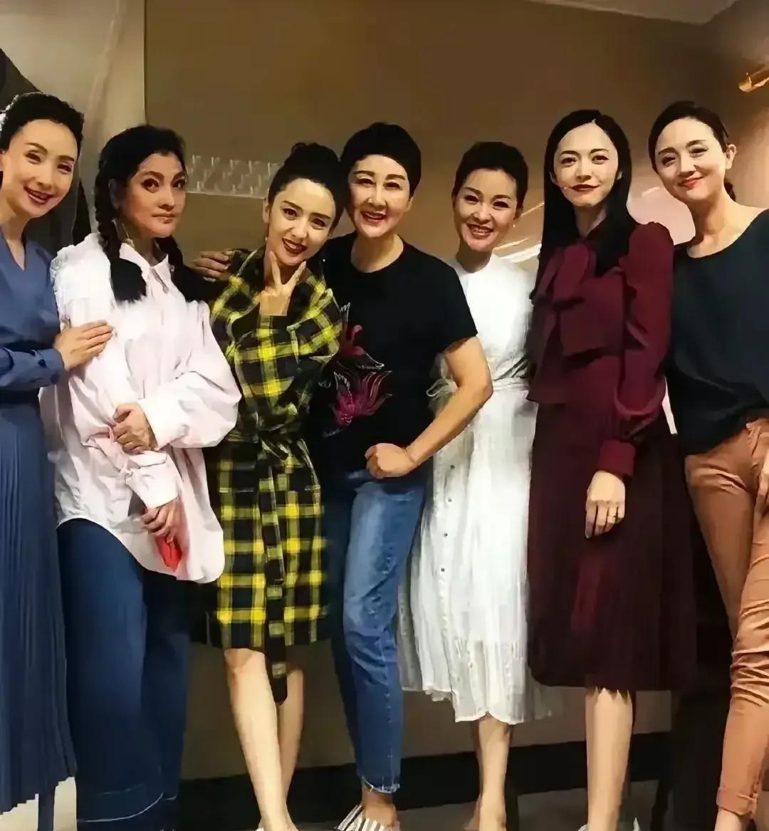 这是7位女演员的合影照，个人认为最漂亮的反倒是朱媛媛。品行很好，不像娱乐圈某些人