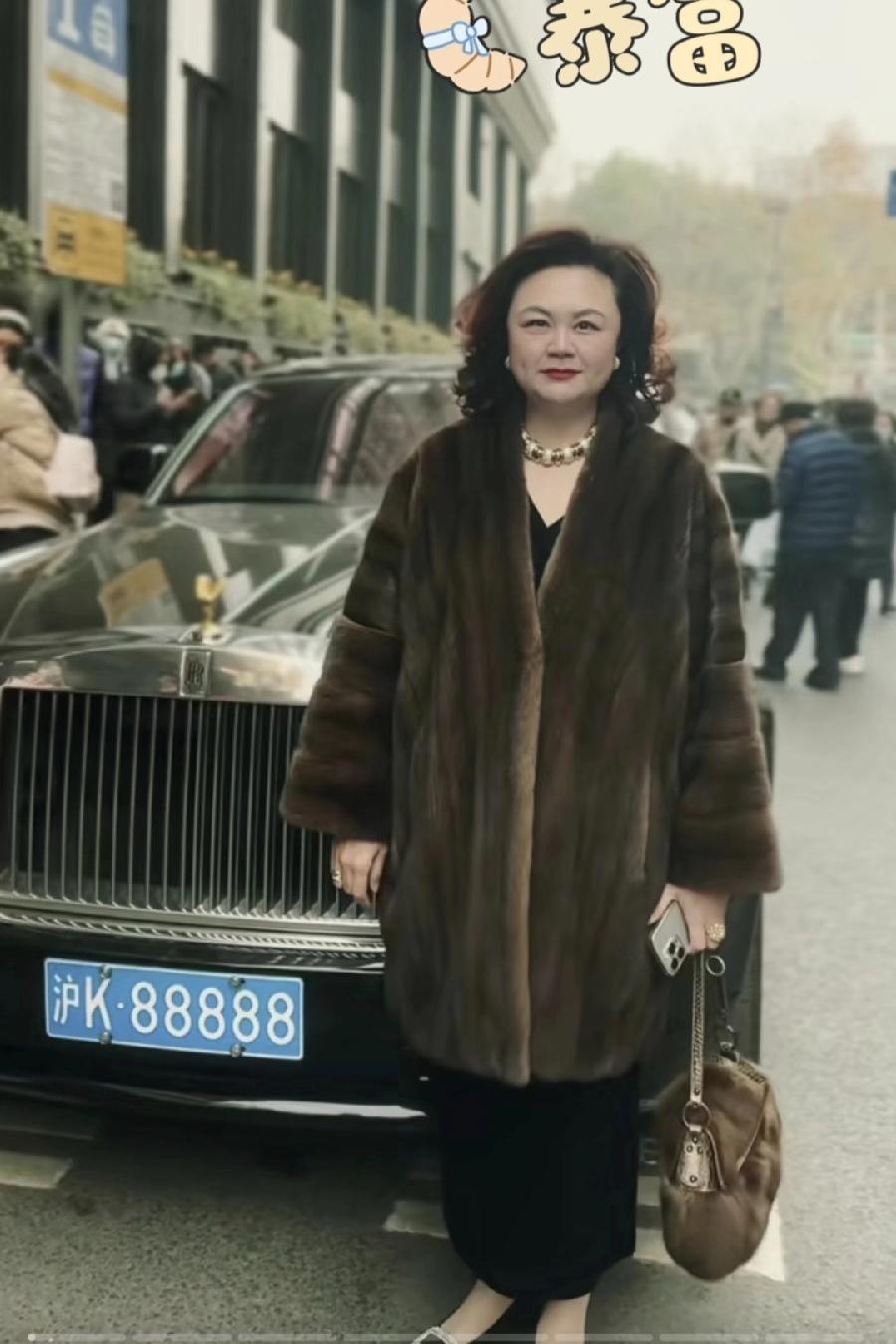 我发现一个规律，人手里一有钱，脾气就好了。我楼下的邻居大姐，以前日子紧巴巴的