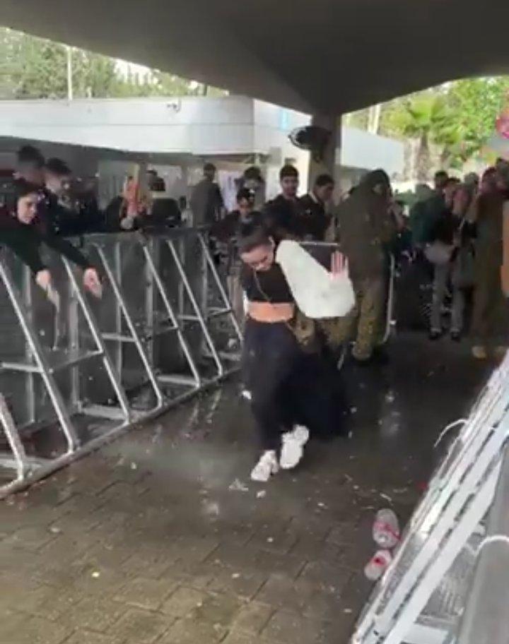 以色列一项传统：一位年轻女子登上巴士，开始她为期24个月的以色列国防军义务兵役。