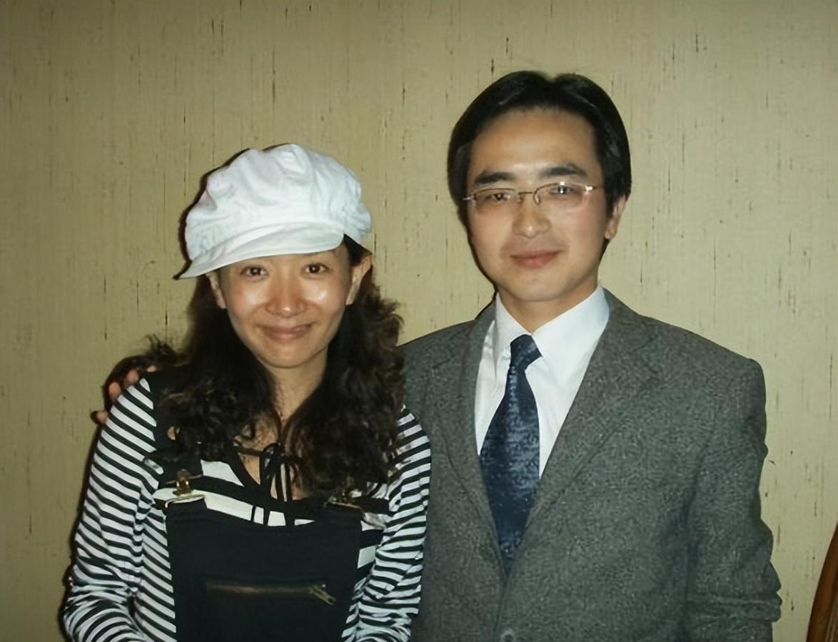2004年，王芳不顾父母的反对，嫁给大自己15岁的教授，但让王芳没想到的是从怀孕