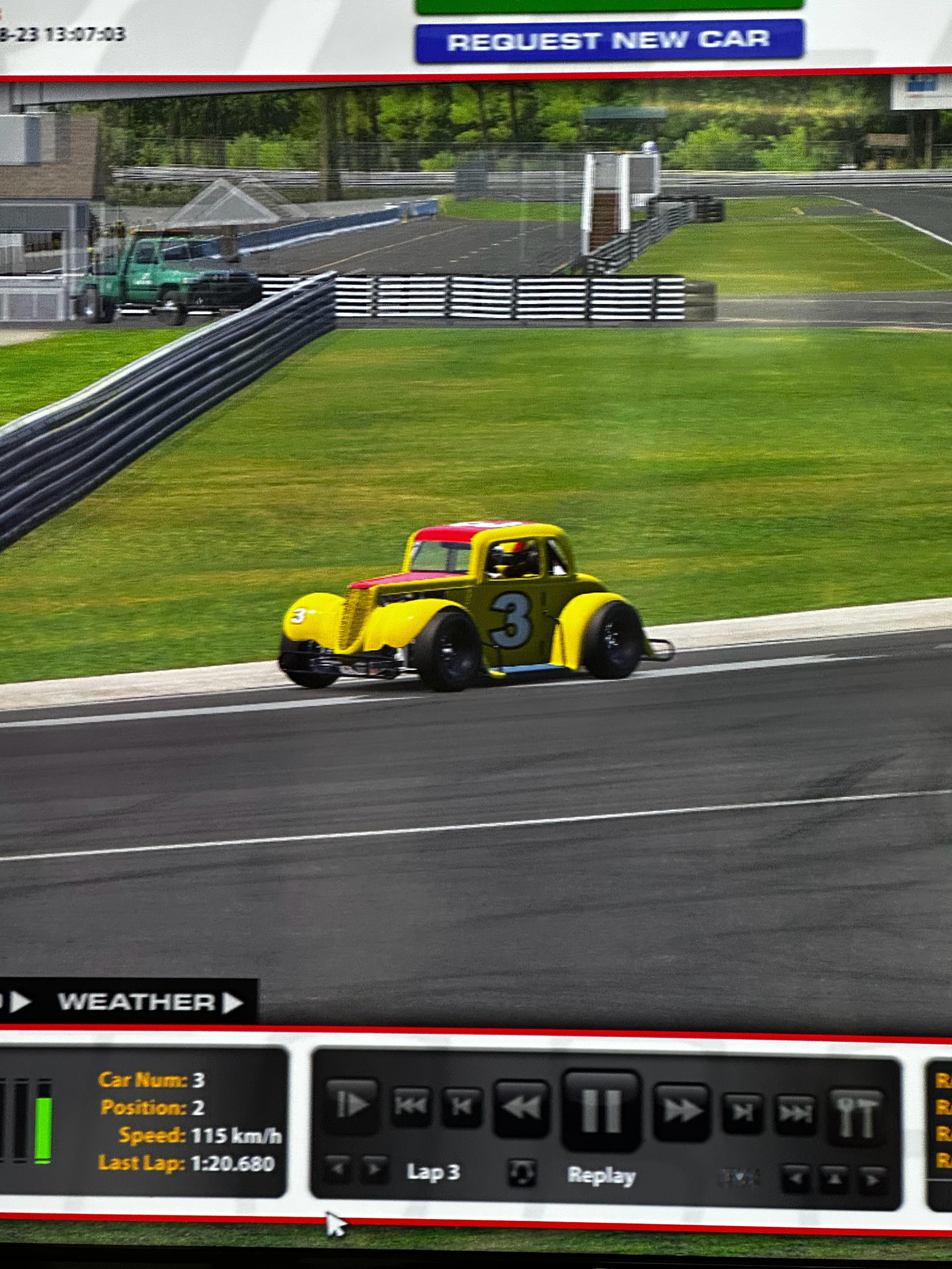 在iracing里开了一台比较奇怪的车12,000转，没有ABS，也没什么下压力