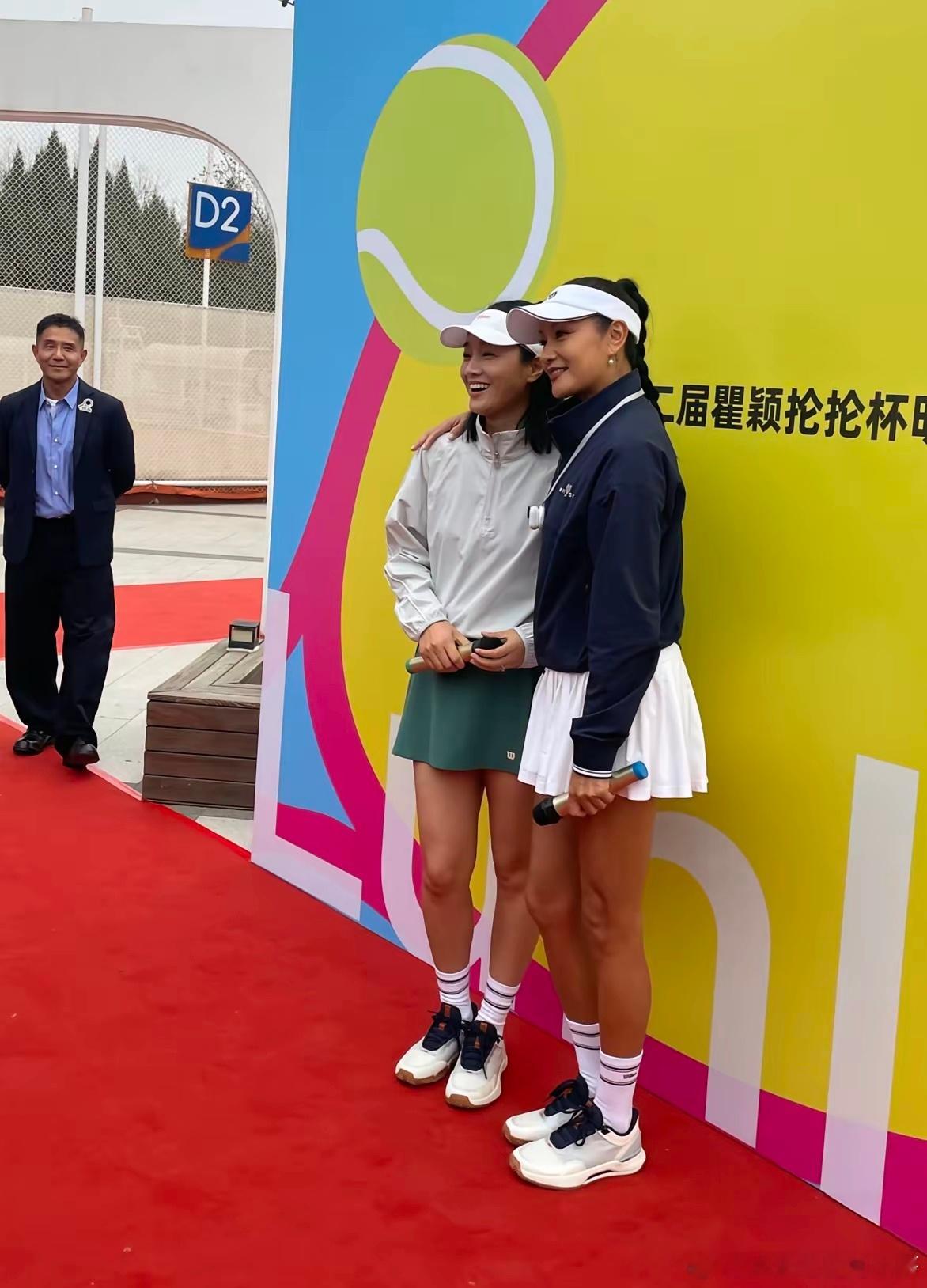 瞿颖和朱丹打网球比赛，她穿着一身球服，身姿挺拔，整个人看起来好年轻，充满了活力。