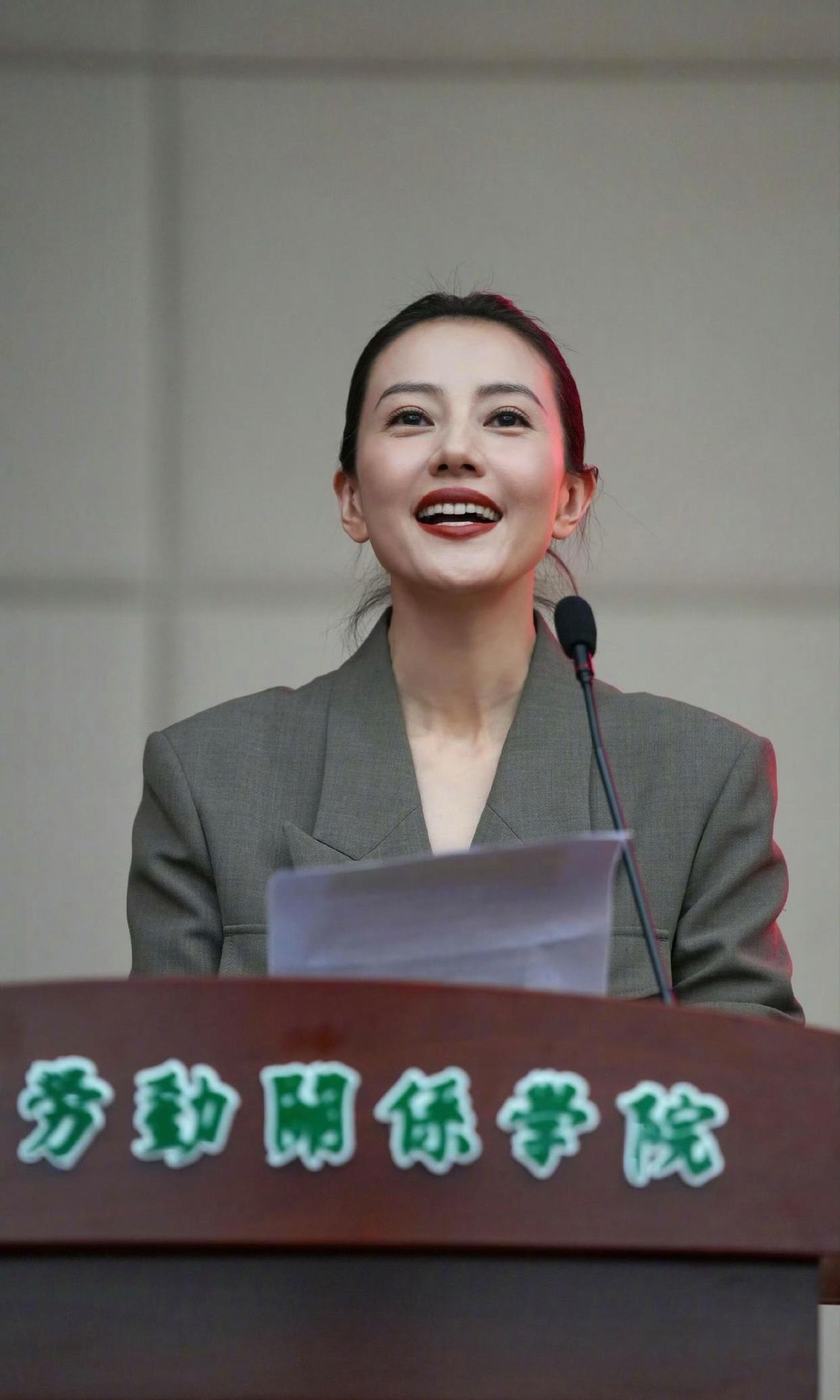 高圆圆重返母校出席颁奖仪式，这张脸长得太权威了，如果她当老师，一定没有学生会逃课