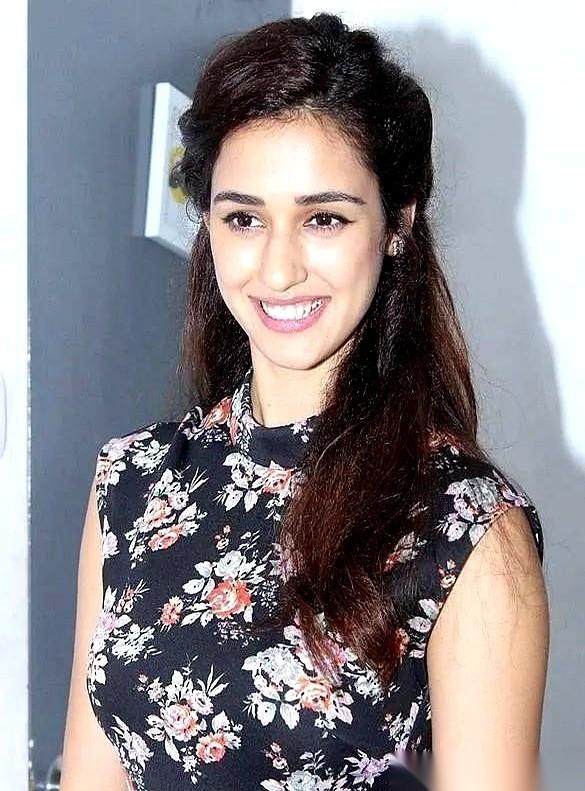 你以为在国外混得风生水起的印度高管，真把老家那套“三六九等”的规矩给忘了？忘了