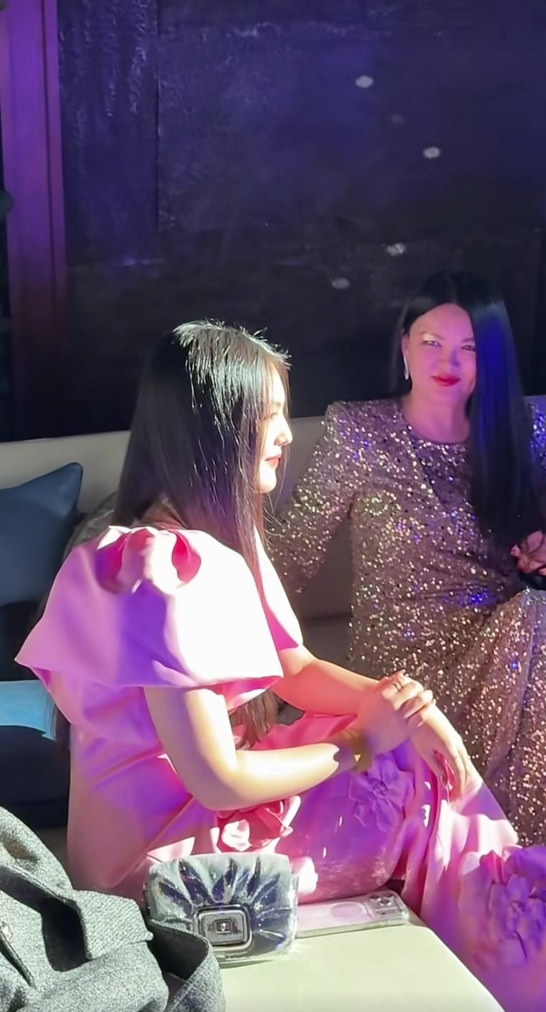 12月16日，李湘一家人现身哈尔滨，参加了丽思卡尔顿肖邦活动，穿着时尚，一家人很