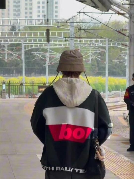 鹿晗沙滩骑摩托路透哈哈哈哈哈梦回四巡！同样的配方，同样的快乐满分。鹿晗好像格外钟