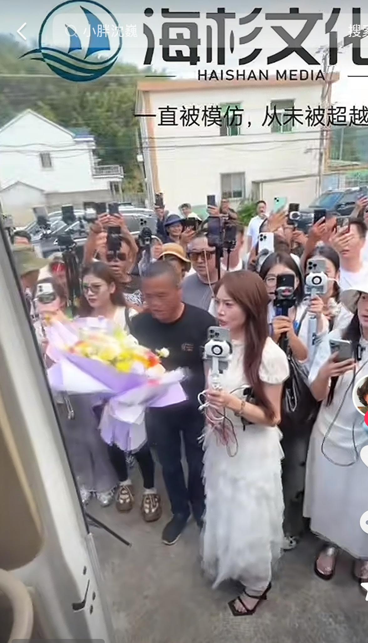 流浪大师沈巍光临甲田弄，海衫文化全体迎接，这排面拉的满满的！倪董事长，倪