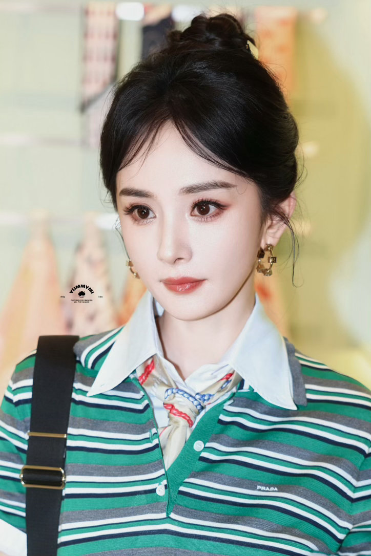 金鹤龙给杨幂化的降温妆所有人来感受prada女王，真的超美。