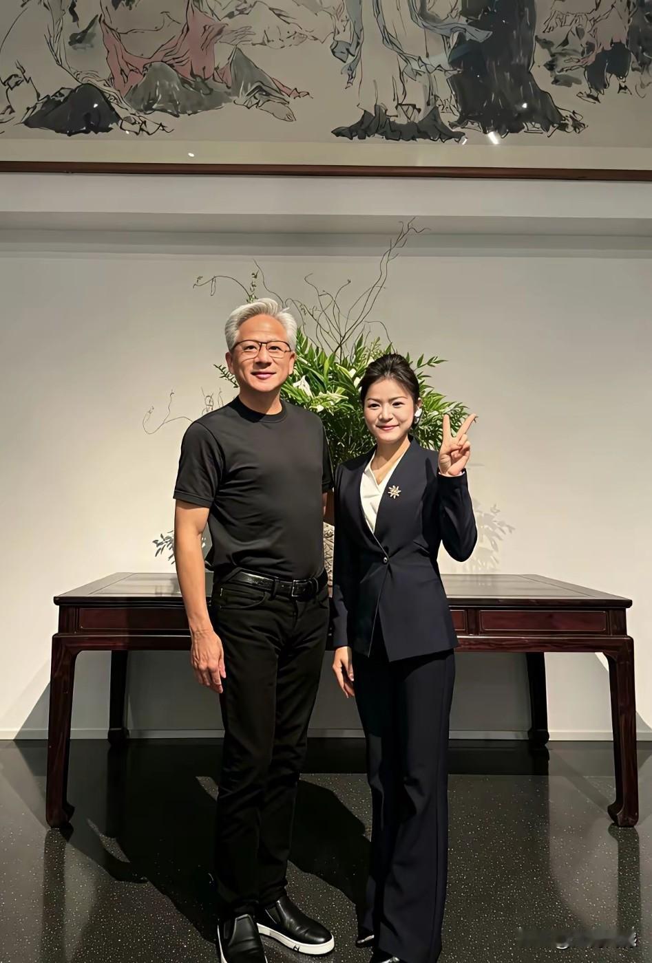 黄仁勋非常的有人缘，尤其是一些女性，对他是非常喜欢的，这次在北京溜达时的一些画面