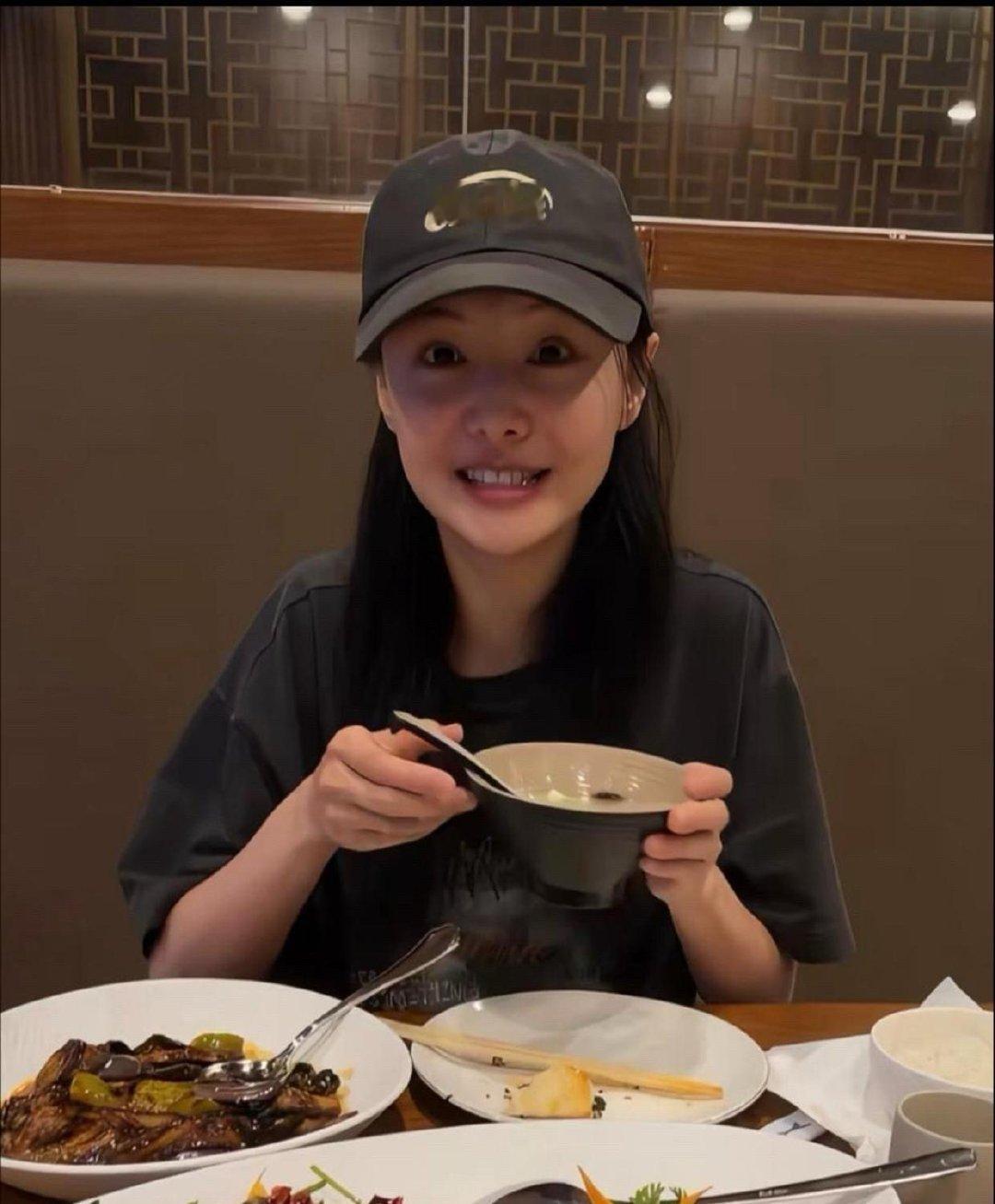 35岁郑爽和家人在美国一间中餐馆吃饭，她的穿衣打扮低调朴素，脸上没有化妆，状态看起来很一般，颜值下滑