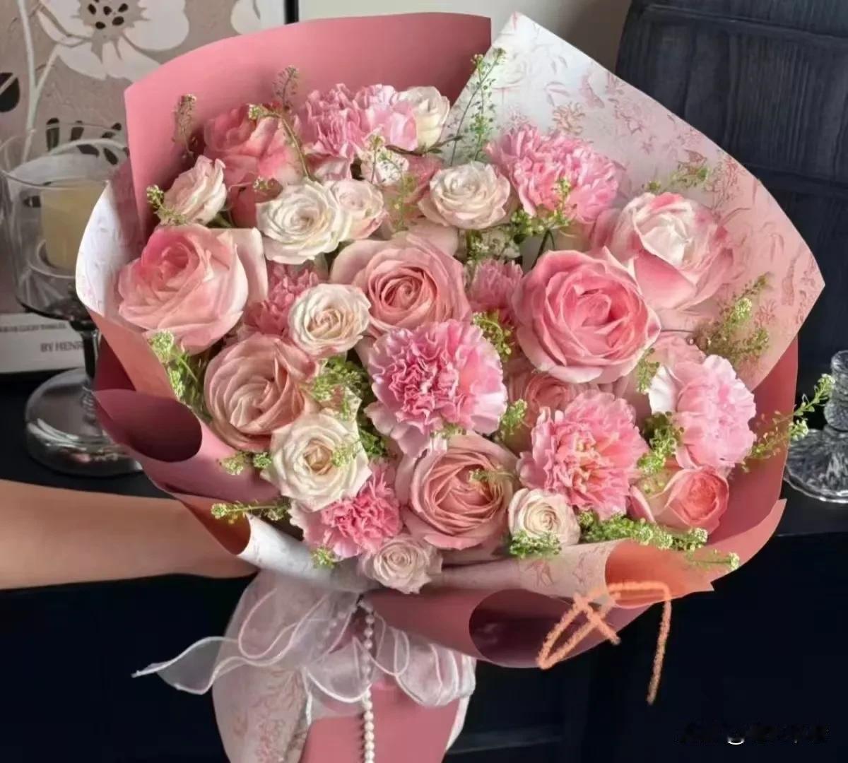 太真实，人生不同阶段眼中的妈妈小学前：妈妈你好厉害，你是世上最好的妈妈，妈妈我