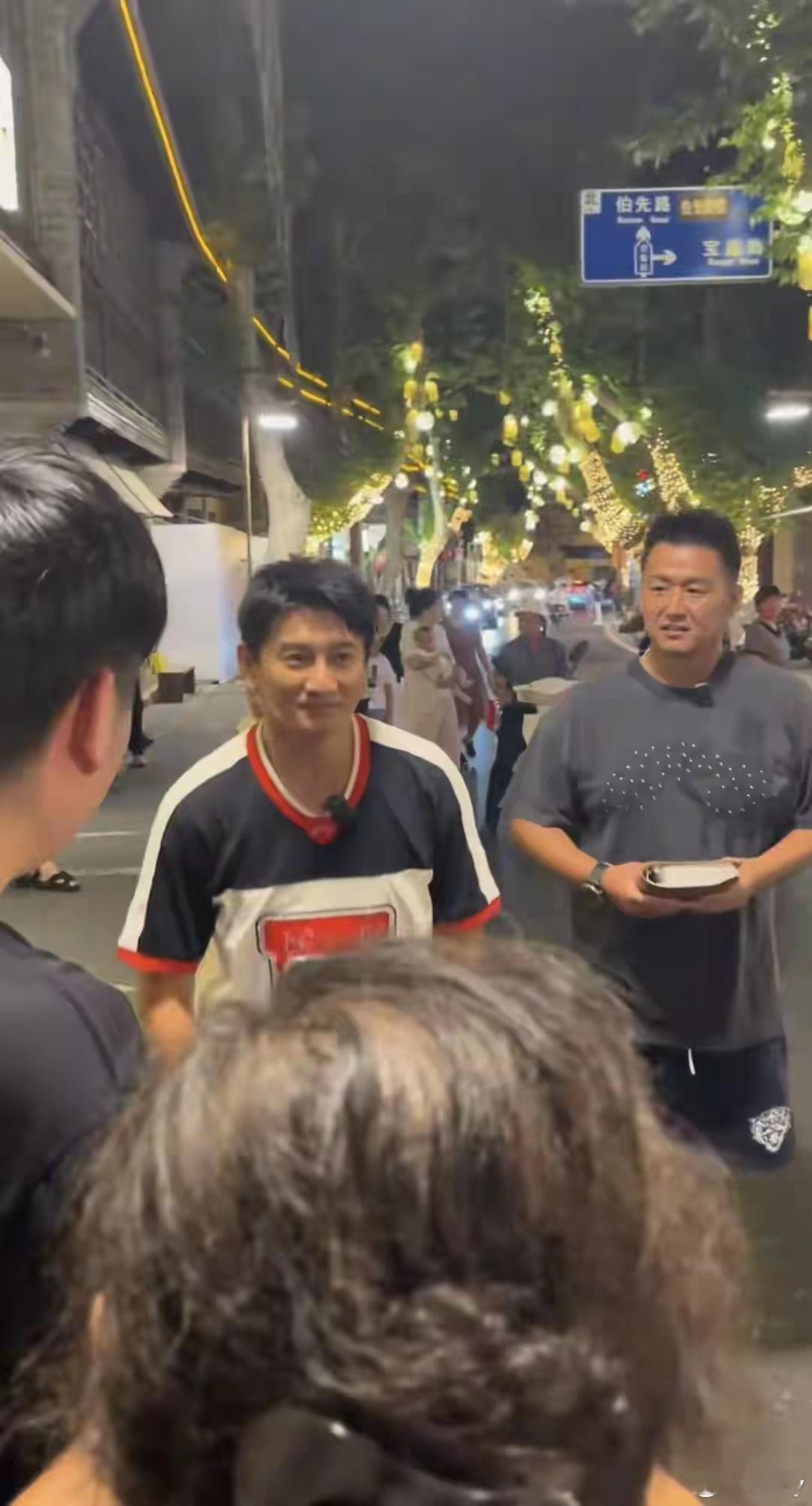 吴奇隆镇江被偶遇，本人又帅又瘦生图状态好好呀，现场人气超级高哦！。​​​