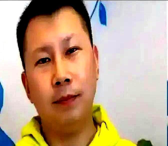 他对着侯耀华磕完头，就和郭德纲成了平辈师兄。老郭后来修家谱，直接把他那一页