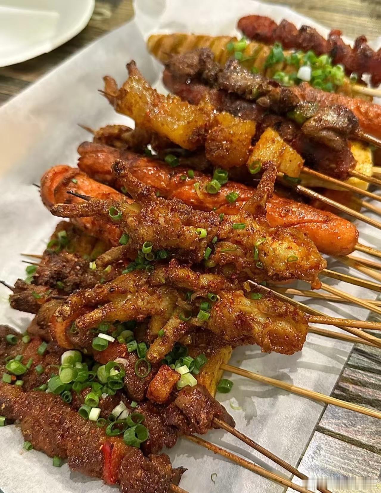 谁能解释夏天爱吃烧烤的现象我只能说我是拒绝不了夏天的冰啤酒和小烧烤！