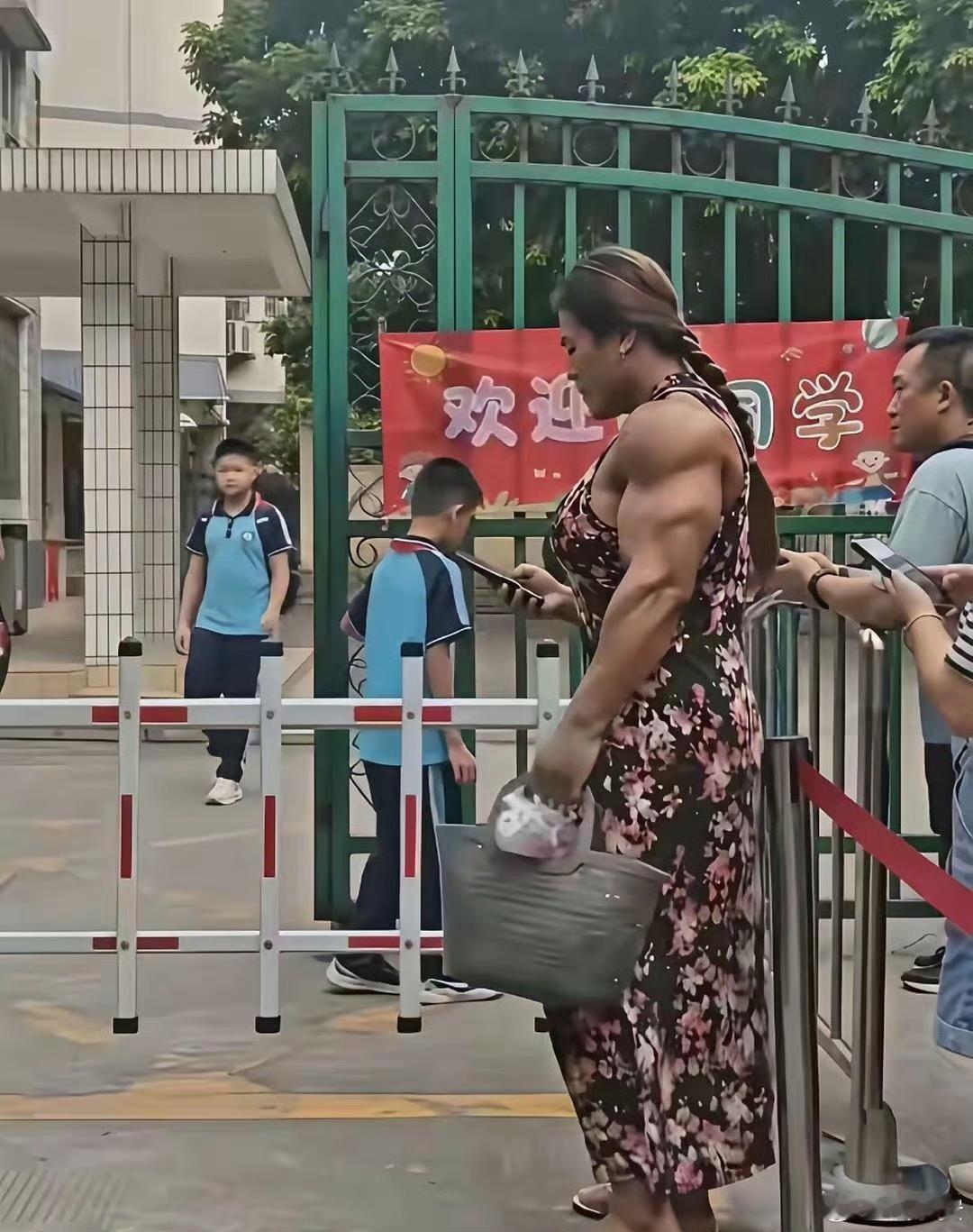 学校门口看见一位家长接小孩，被他的手惊呆到了