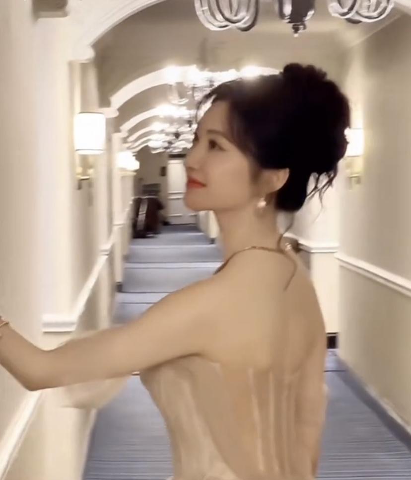 景甜穿金色裙子那简直美出天际！她身着金色抹胸亮片裙现身时，就像从画里走出来的富