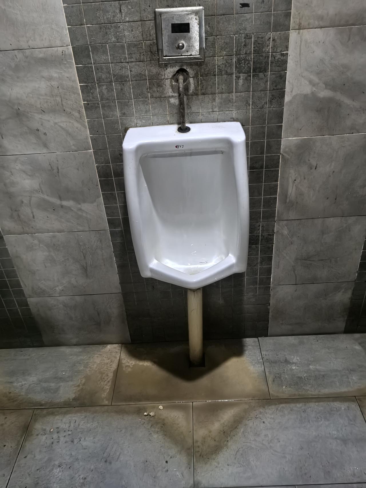 不想说，又不得不说的一件事，脏得没法下脚。[捂脸哭]向前一小步，文明一大步。与人