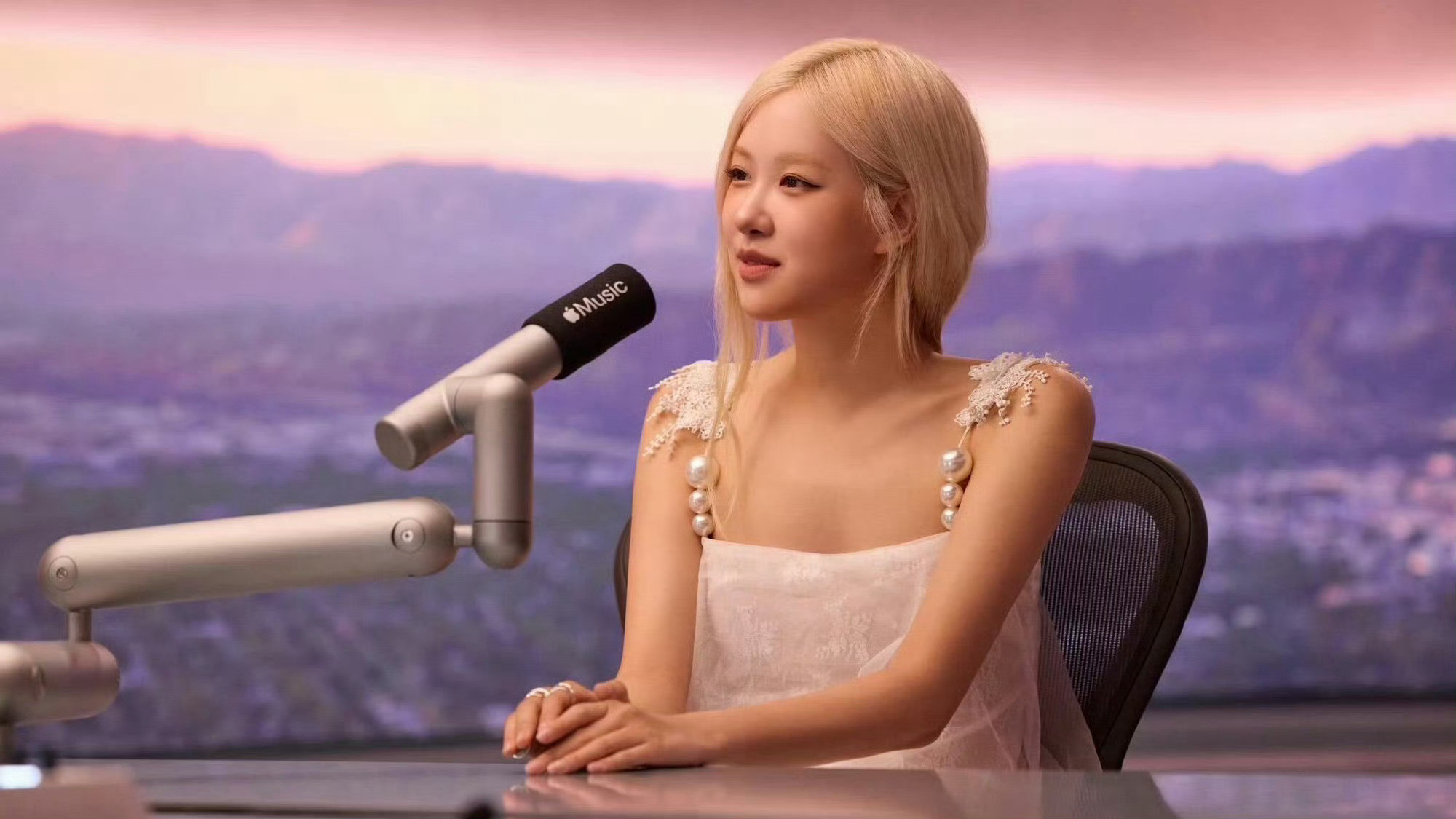 这都P成惠利了难怪粉丝看了生图会认不出是谁，只能靠发色辨别。。。舞台上哪个应该是