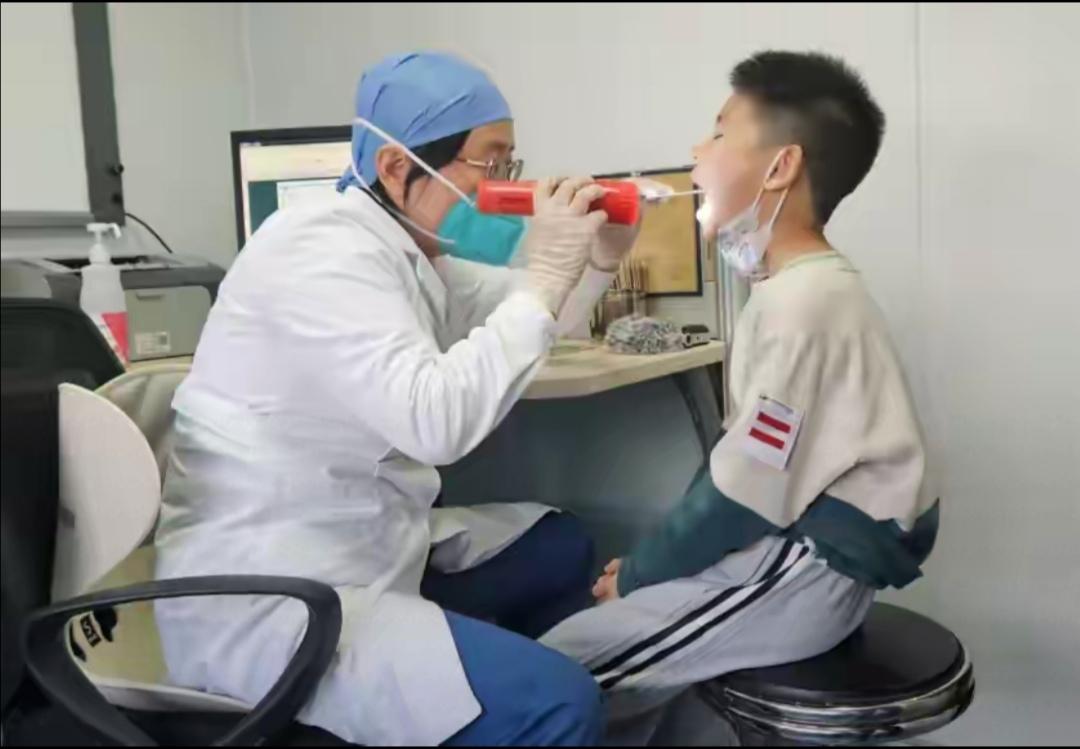 流感增多家长带娃就医急哪些时段可避开就诊高峰随着季节的变换，流感病毒像一只