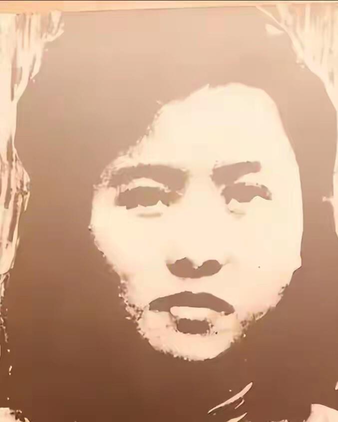 1948年，一位地下党女校长被抓，在押送路上，一个特务趁看守松懈时，小声对她说：