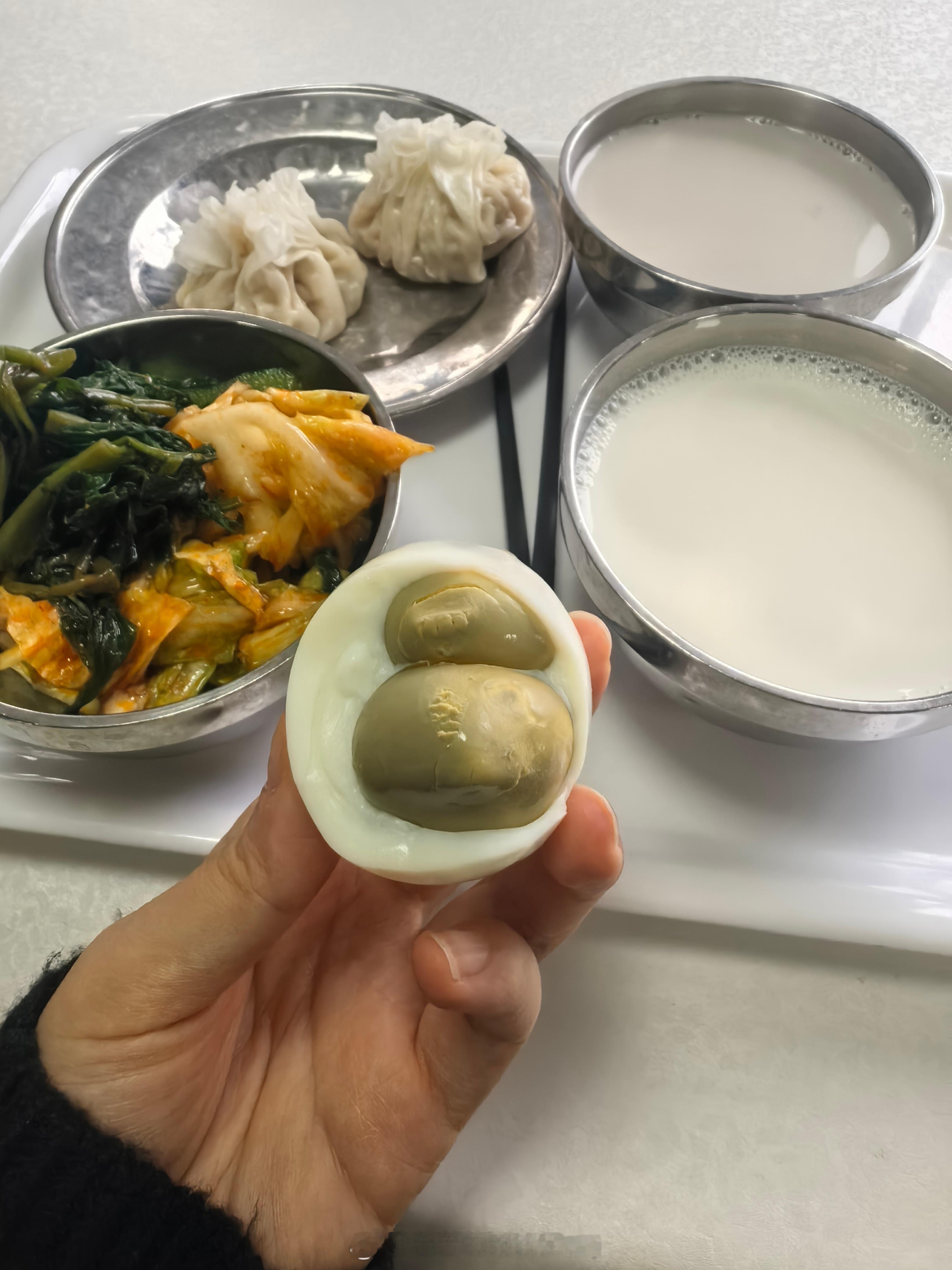 甜甜圈的吃喝日记我的美食日记早餐开奖，喜提双黄蛋一枚✨烧麦豆浆牛奶青菜，简单又满足的一顿。好运从早饭