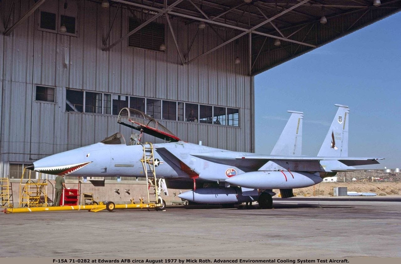 1977年，一架F-15A鹰式战斗机，机头画着鲨鱼嘴。