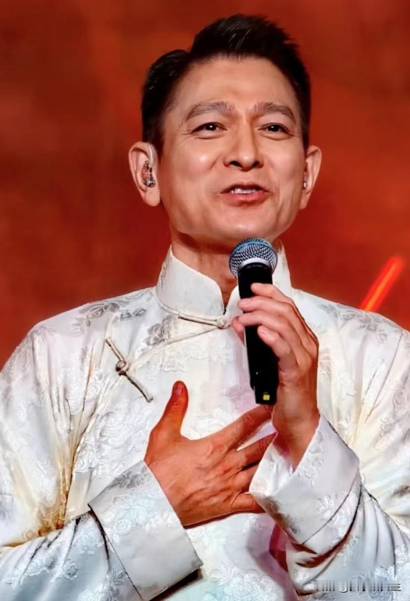 刘德华这个人，完全经不住扒。一扒你就会看到，六十四岁的人站在全运会彩排现场，白