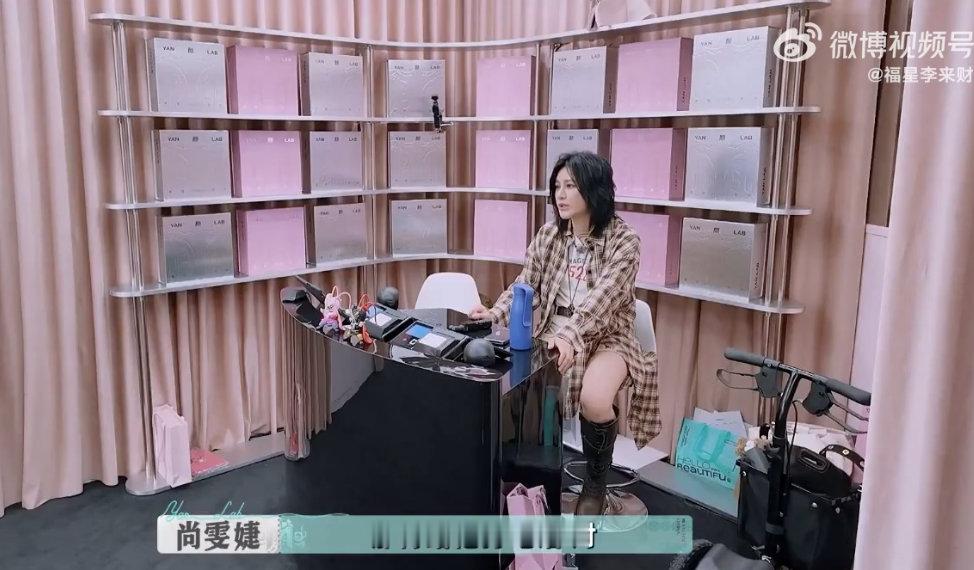 尚雯婕一个电话就把问题解决了《巴黎合伙人》里，尚雯婕面对问题，法语电话一通就解