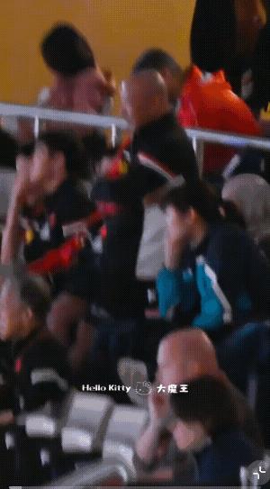多哈世锦赛时，发现肖指旁边坐的是那个18年就开始喜欢大头的马来西亚的乒乓球运动员