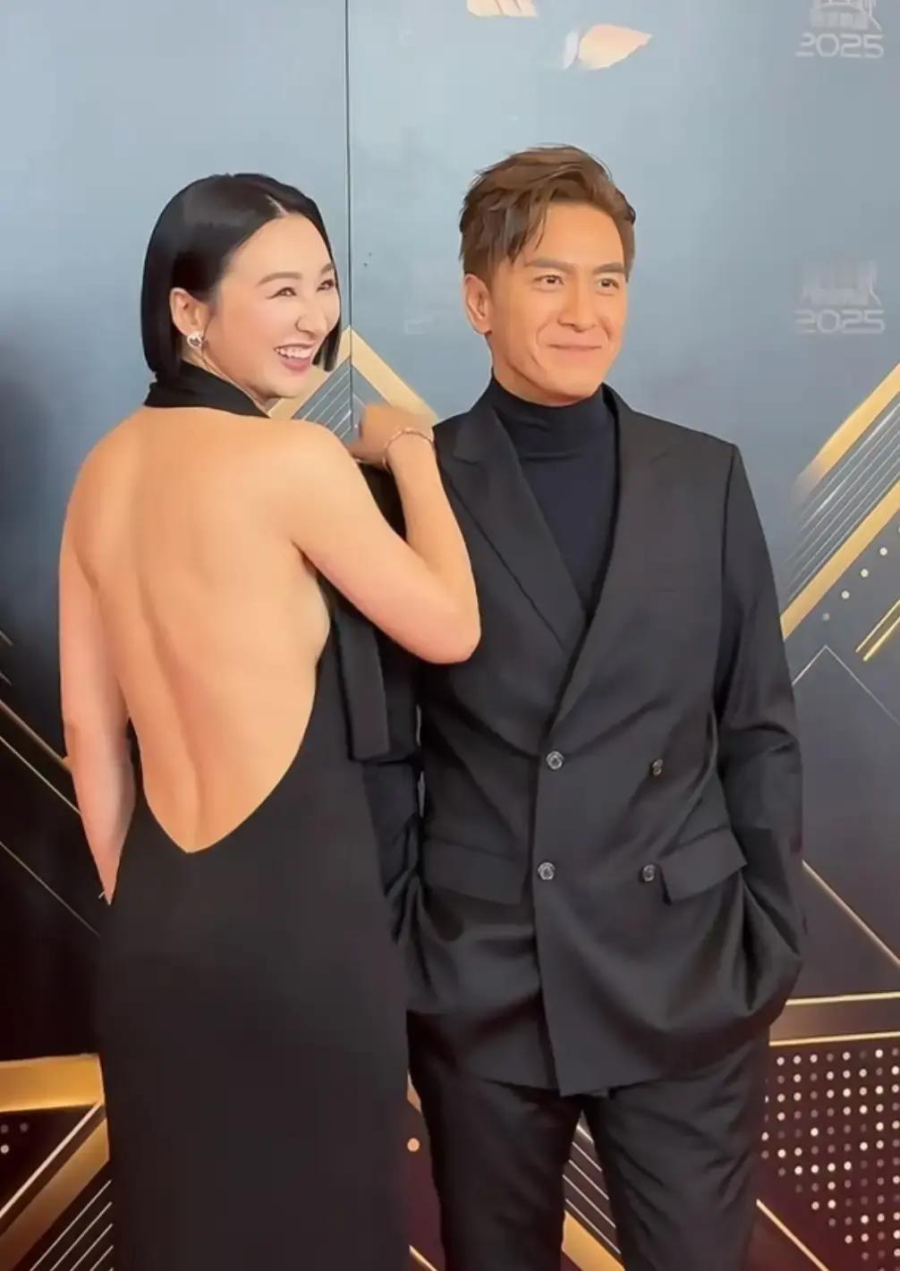 刷视频刷到一个女生穿吊带裙被全网吐槽。画面里她背对镜头，头发盘成丸子头，脖子被