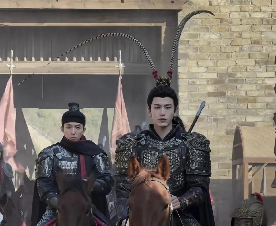 看了张凌赫花絮，他亲自吊威亚，打戏亲自上，没有用替身，也很敬业。我看了《逐玉》