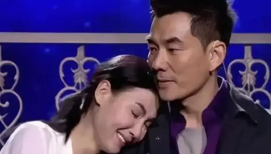 一觉睡醒是不是全网都知道了。张柏芝每次见到任贤齐就落泪的片段又上热搜