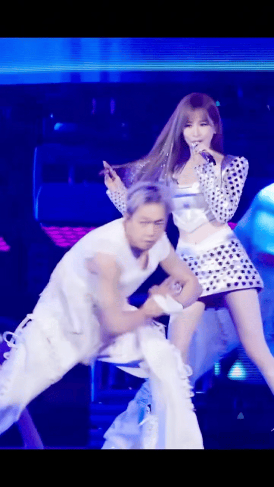 王心凌你裙子闪到我了看完舞台只有一个感受：闪亮的裙子需要驾驭，而王心凌完美地驾