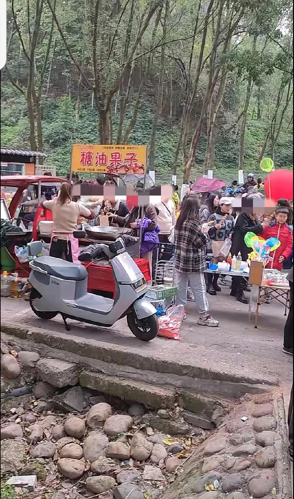 重庆彩云湖湿地公园人气爆棚！近日，重庆彩云湖湿地公园内呈现出一片热闹非凡的景