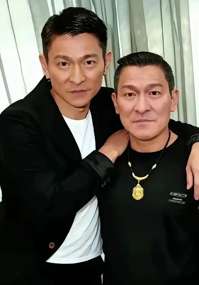 这是一期节目华仔和模仿者的同框，你们猜猜哪一个是真的刘德华，哪一个是“明星脸”模